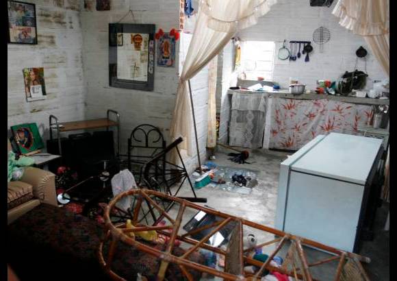 Esteban Vanegas - Así quedó una de las residencias del sector tras los enfrentamientos a bala entre los combos delincuenciales que actúan en la zona.