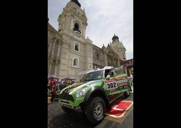 AP - Stéphane Peterhansel ganó su décimo rally con tres triunfos de etapa y demostró ser el piloto más fiable de la competición. Aguantó estoicamente mientras el resto perdían minutos en el desierto chileno y peruano.