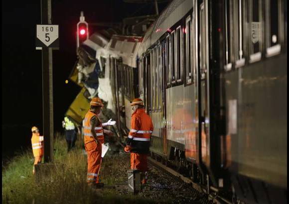 Reuters - En la madrugada los bomberos recuperaron el cuerpo de uno de los maquinistas, la &#250;nica v&#237;ctima mortal del accidente.