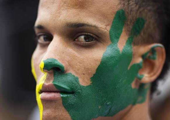 AP - En Perú, un recluso posa para una foto durante la ceremonia de apertura del campeonato de fútbol para los presos de la Prisión de Castro Castro, torneo en el que participan varias cárceles del país, a diez días del inicio de la Copa del Mundo en Brasil.