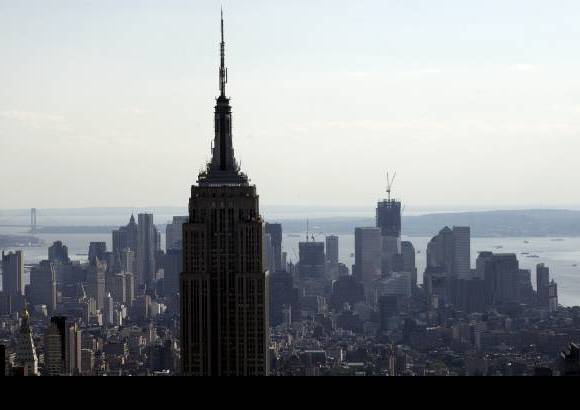 AP - El Empire State ha sido el mayor rascacielos de la ciudad desde que los atentados terroristas del 11 de septiembre de 2001 destruyeron las Torres Gemelas.