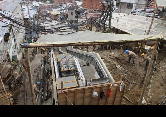 Hern&#225;n Vanegas - M&#225;s de 12 mil habitantes de la comuna 13 se ver&#225;n directamente beneficiados con estas escaleras el&#233;ctricas.