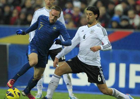 REUTERS - Al buen control alem&#225;n respondi&#243; Francia con chispazos de velocidad, casi siempre salidas de los pies de Frank Rib&#233;ry.