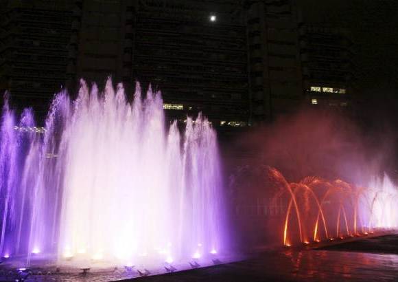 R&#243;binson S&#225;enz - Disfrute del espect&#225;culo de la fuente cibern&#233;tica de Empresas P&#250;blicas de Medell&#237;n.