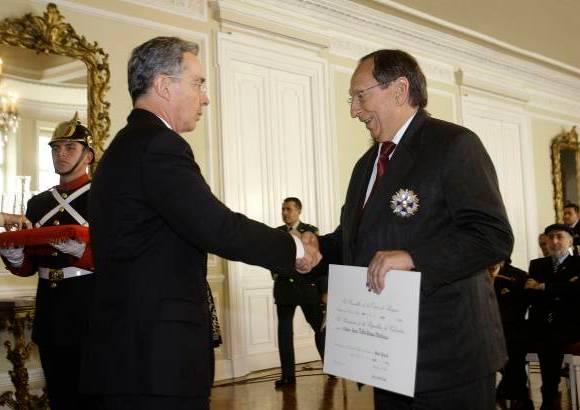 Colprensa - Juan G&#243;mez Mart&#237;nez recibi&#243; de manos del Presidente de la Rep&#250;blica, &#193;lvaro Uribe V&#233;lez, la Orden de Boyac&#225;.