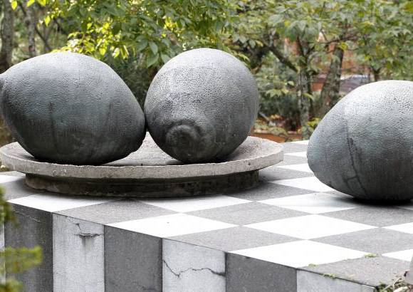 Jaime P&#233;rez - Tres Limones, obra de Luis Alfonso Ram&#237;rez a las puertas de un conjunto residencial de El Poblado.