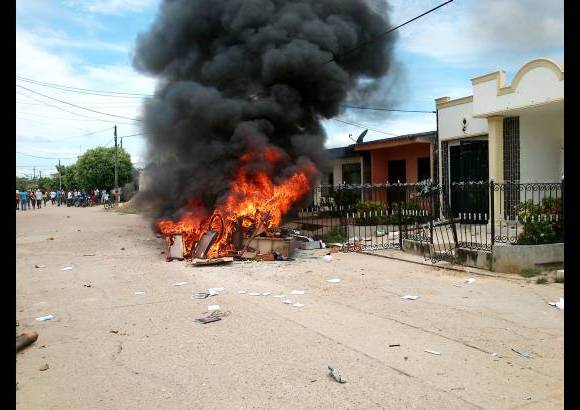 EL MERIDIANO DE CÓRDOBA - Dos policías resultaron heridos, entre esos, el teniente comandante del Distrito.