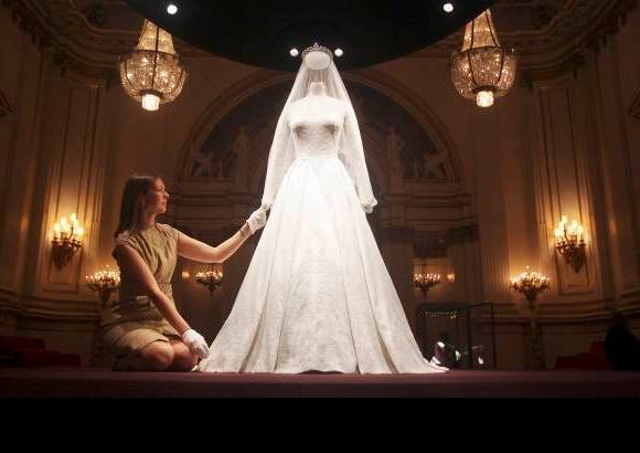 AP - El nombre de los creadores del celebrado vestido se mantuvo en secreto hasta el momento en que la novia sali&#243; de su hotel camino de la Abad&#237;a de Westminster y fue una de las pujas m&#225;s populares en las salas de apuestas.