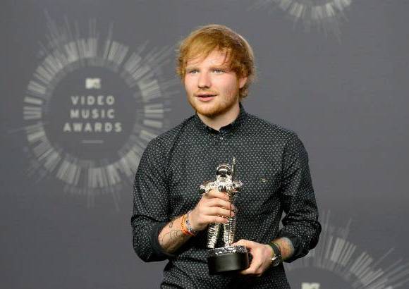 Reuters - Ed Sheeran recibi&#243; el galard&#243;n de mejor video masculino, superando a Pharrell, Eminem, John Legend y Sam Smith.