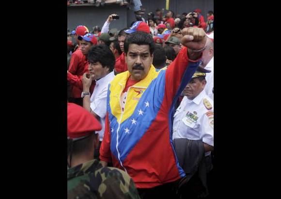 AP - El coche f&#250;nebre con el f&#233;retro de Ch&#225;vez fue escoltado por miembros del alto Gobierno y de la Guardia de Honor Presidencial.