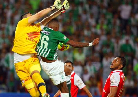 JUAN ANTONIO SÁNCHEZ - El portero Camilo Vargas se encargó de despejar los balones de costado a los que apostaba Nacional.