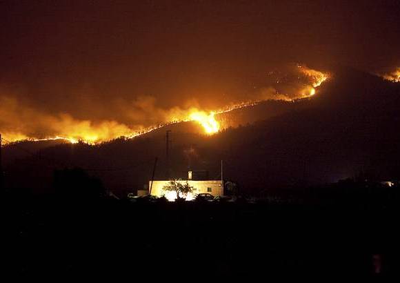 AP - En La Palma, tambi&#233;n en Canarias y conocida como la &quot;isla verde&quot;, con un gran valor medioambiental, otro fuego declarado el lunes oblig&#243; al desalojo de unas cien personas.