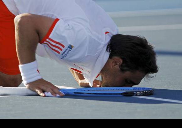 Reuters - Marcos Baghdatis de Chipre celebra su victoria sobre el alem&#225;n Benjamin Becker.