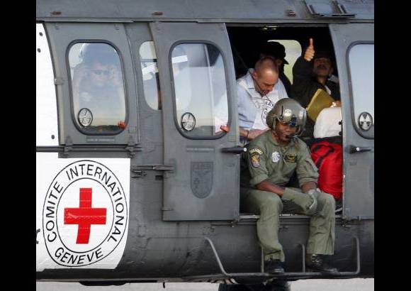 Reuters - Al interior de la aeronave, los uniformados no pararon de cantar.
