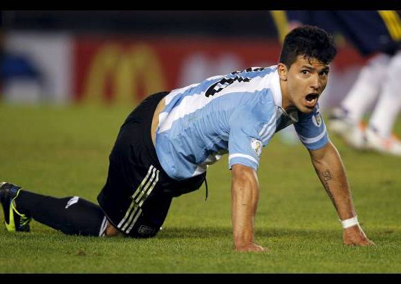Reuters - En dos ocasiones los gritos de celebración para los argentinos se ahogaron ante la definición de Sergio Agüero y que fueron anuladas por el juez central Marlon Escalante.