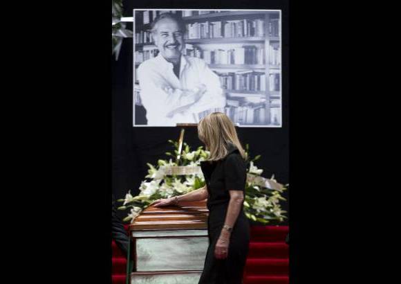 Foto AP - Al llegar la carroza f&#250;nebre al Palacio de Bellas Artes, a las 12.00 hora local (17.00 GMT), su viuda, Silvia Lemus, y su hija, Cecilia Fuentes Macedo, esperaban en la puerta.