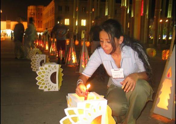 FOTO EL COLOMBIANO - En pleno centro de Medell&#237;n, frente al Centro Administrativo La Alpujarra, se levantan 300 enormes postes luminosos, 2.100 reflectores y 170 l&#225;mparas de piso que convierten al Parque de las luces en un moderno espacio p&#250;blico. La renovaci&#243;n de la Plaza de Cisneros se inaugur&#243; en el a&#241;o 2005.