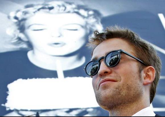 FOTO REUTERS - La pareja de vampiros más famosa del cine, Kristen Stewart y Robert Pattinson, protagonizó este miércoles la alfombra roja de Cannes, pese a llegar separados para asistir a la proyección de gala de On the road, película de Walter Salles, en la que ella participa.