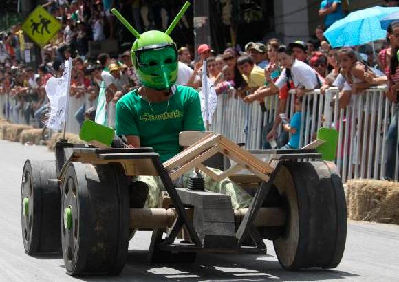 Hernán Vanegas - Angélica Camacho, la Hinchada de Fuera de Lugar; Jorge Carrasquilla, presentador de Cómo Amaneció Medellín; y Rodrigo Castro, presentador de El Lavadero, fueron los jurados que premiaron los participantes mejor disfrazados y con el mejor carro decorado.