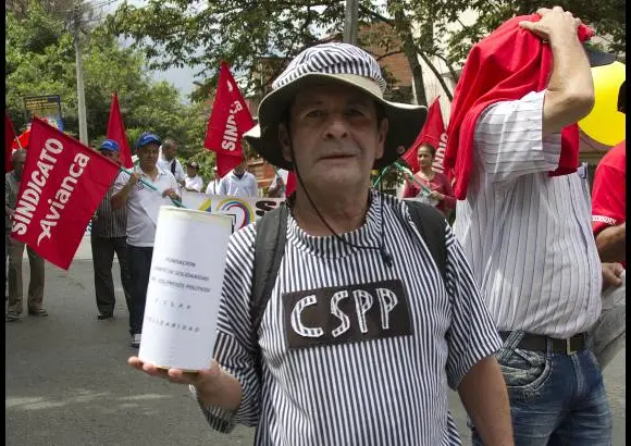 ESTEBAN VANEGAS - Las centrales obreras y grupos estudiantiles de las universidades Nacional y de Antioquia marcharon este 1 de mayo por las calles de Medell&#237;n, exigiendo garant&#237;as laborales al Gobierno Nacional. Al final de la movilizaci&#243;n se presentaron algunos enfrentamientos entre varios manifestantes y agentes de la Polic&#237;a.