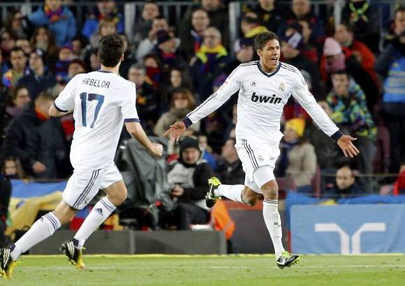 AP - El 0-3 fue obra de Varane, quien remató de cabeza en un tiro de esquina. A 23 minutos para el final, todo estaba resuelto, el Barça sufrió su penitencia y el Real Madrid disfrutó de la posibilidad de aumentar su ventaja.