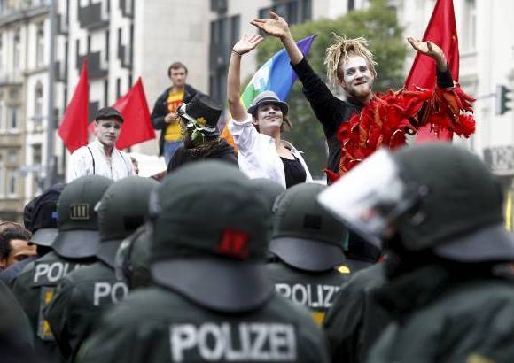 AP - En Alemania, la policía rodeó a un grupo de 300 personas porque se negaban a quitarse las máscaras que tenían puestas.