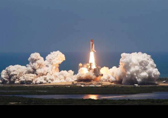 Reuters - En condiciones meteorológicas óptimas para el lanzamiento, el Atlantis despegó del Centro Espacial Kennedy, en el sur de Florida.