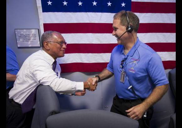 Foto AP - Poco después, Curiosity envió a la Tierra sus tres primeras imágenes de la superficie de Marte.