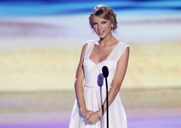 - Taylor Swift, sumó su trofeo número 20, el mayor número obtenido por una artista femenina. La intérprete ganó cinco premios a mejor artista femenina, country, mejor sencillo, canción country y mejor voz para una película.