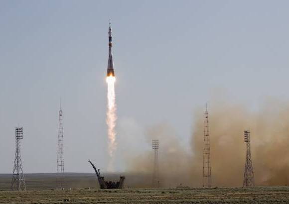 Reuters - Adem&#225;s, el aplazamiento oblig&#243; a recortar de 160 a 126 d&#237;as la duraci&#243;n de la misi&#243;n espacial de Padalka, Revin y Acab&#225;, por lo que tendr&#225;n un programa de tareas m&#225;s apretado.