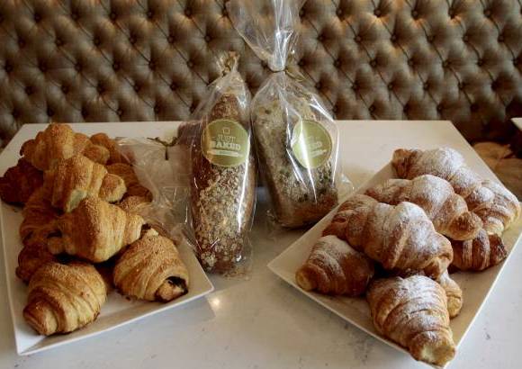 - Valentina Bakery cuenta con diversas propuestas una que siempre está en la vitrina es el pie de pistacho y limón.