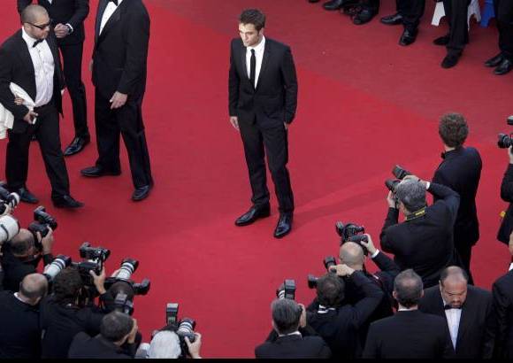FOTO REUTERS - Pattinson llegó media hora antes del comienzo de la proyección y pasó rápidamente por la alfombra roja.