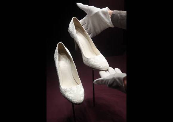 AP - En la muestra los asistentes podr&#225;n observar los zapatos que luci&#243; Catalina, forrados en la misma tela que utiliz&#243; Sarah Burton para crear el traje.