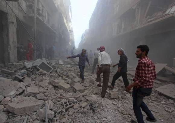 Reuters - Residentes inspeccionan un &#225;rea da&#241;ada cerca de Damasco, luego de m&#225;s disturbios en Siria.