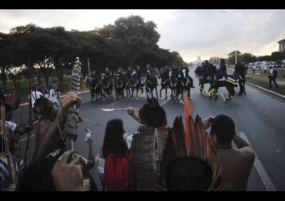 REUTERS - Algunos manifestantes lanzaron piedras hacia los polic&#237;as, que respondieron con gases lacrim&#243;genos y tropas de caballer&#237;a que cargaron contra la multitud y la dispersaron por momentos.
