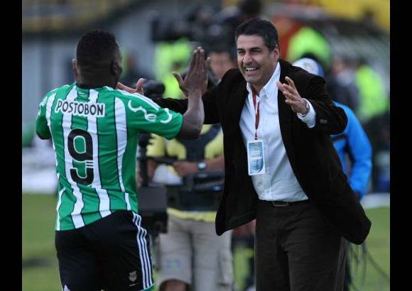 Hernán Vanegas - Cuando el rostro era el mejor, el de la felicidad. Santiago Escobar en la celebración del gol nacionalista con Carlos Rentería.