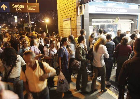 Foto R&#243;binson S&#225;enz - Usuarios se quejan de las filas para entrar al metro.