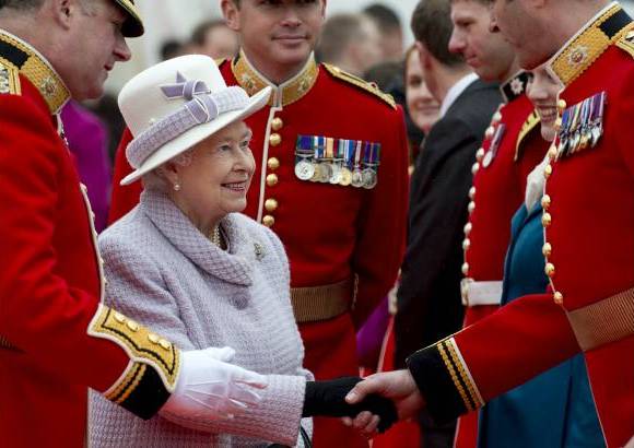 Foto AP - La Reina Isabel de Inglaterra inspeccion&#243; este jueves los guardias durante la ceremonia de entrega de nuevos colores para los guardias del Castillo de Windsor.
