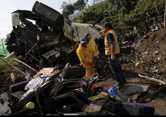 Colprensa - Seis unidades del grupo de criminal&#237;stica de Bogot&#225; fueron trasladadas al lugar para hacer el levantamiento de los cuerpos.