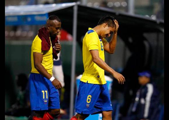 Reuters - Ecuador mostr&#243; poco y nada durante el partido, excepto algunas insinuaciones de Christian Ben&#237;tez y la potencia del delantero Felipe Caicedo, quien siempre hizo una de m&#225;s o fall&#243; en la definici&#243;n.