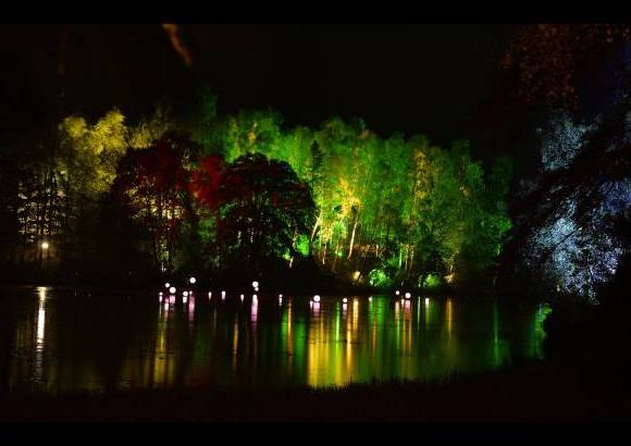 Reuters - Espect&#225;culo de luz en Escocia. Se trata del bosque encantado, todas las noches hay sonido y show de luces.
