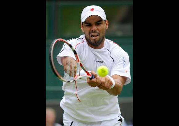 Reuters - Falla, sin preclasificación en este torneo de Grand Slam, abrió inesperadamente el partido imponiéndose en el primer parcial por 7-5 y aumentó la ventaja en el segundo con 6-4.