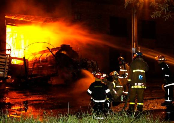 Edwin Bustamante - El incendio, originado en una f&#225;brica de pinturas de la zona industrial en el sur de Sabaneta, se observ&#243; desde sectores distantes del Valle de Aburr&#225;.