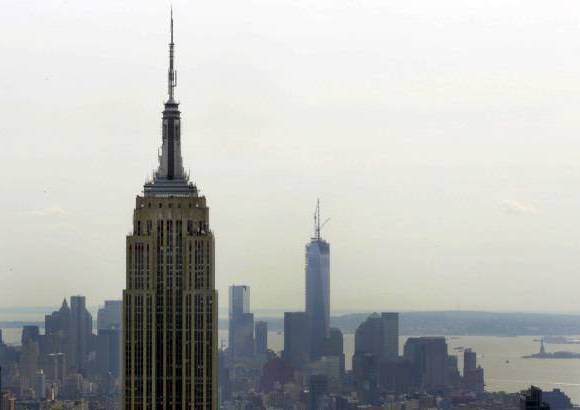 Reuters - One World Trade Center toc&#243; este viernes el cielo de Nueva York al quedar instalada la antena que lo convierte oficialmente en el techo de Am&#233;rica.
