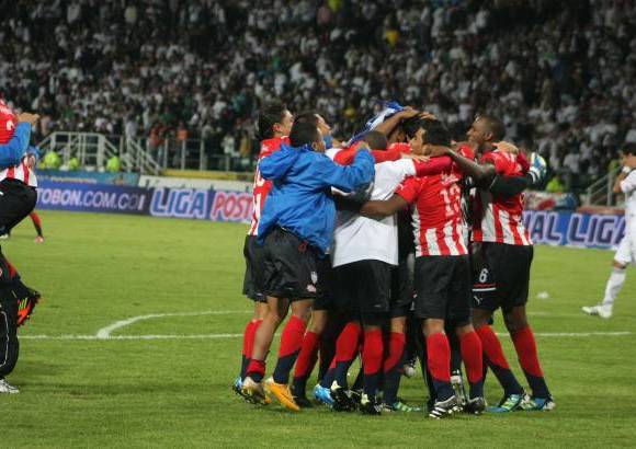 Colprensa - La definici&#243;n del t&#237;tulo se produjo en una tanda de penales luego de que el partido en Manizales terminara 2-1 a favor del Caldas, que el domingo pasado en Barranquilla cay&#243; por 3-2. Desde el punto penal ganaron los de la arenosa 4-2.