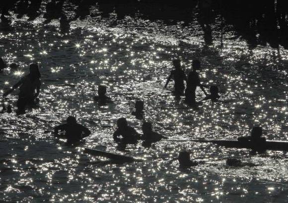 Reuters - Una ceremonia fluvial donde se develó una placa y en la que se devolvió al río un par de peces a manera de ofrenda.