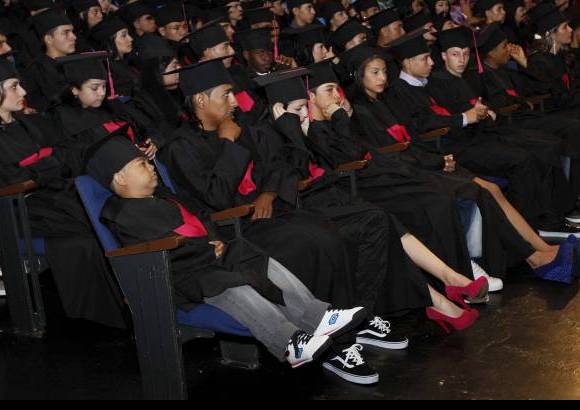 Foto Hernán Vanegas - En la silla del teatro era el único joven que quedaba con los pies colgando. Él ya se acostumbró a esta situación.
