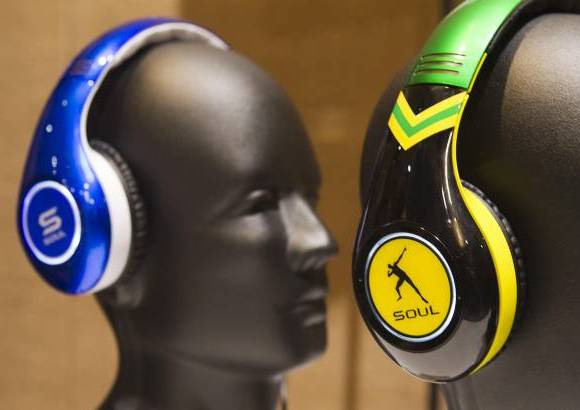 - Tim Tebow y Usain Bolt dos audífonos de la serie SL300, con un precio de 299 dólares.