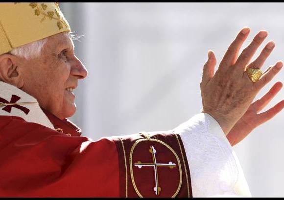 REUTERS - En una decisi&#243;n sin precedentes en la historia reciente del Vaticano, el papa Benedicto XVI anunci&#243; este lunes, 11 de febrero, su abdicaci&#243;n al Pontificado, en el que estar&#225; al frente hasta el pr&#243;ximo 28 de febrero.
