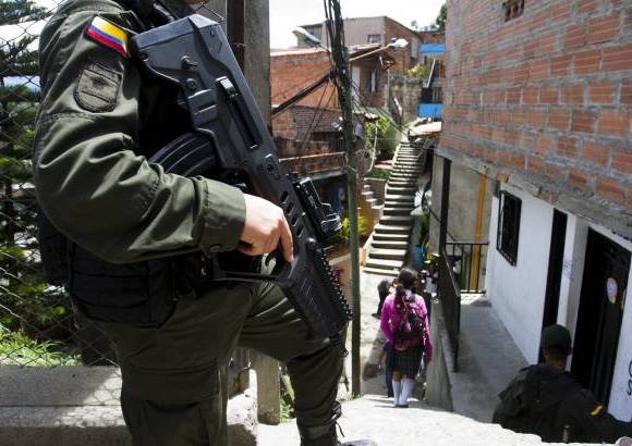 Esteban Vanegas - La zozobra reina en las calles de la comuna 13, en la que los ciudadanos conviven con el temor de los enfrentamientos entre bandas criminales que operan en la zona.